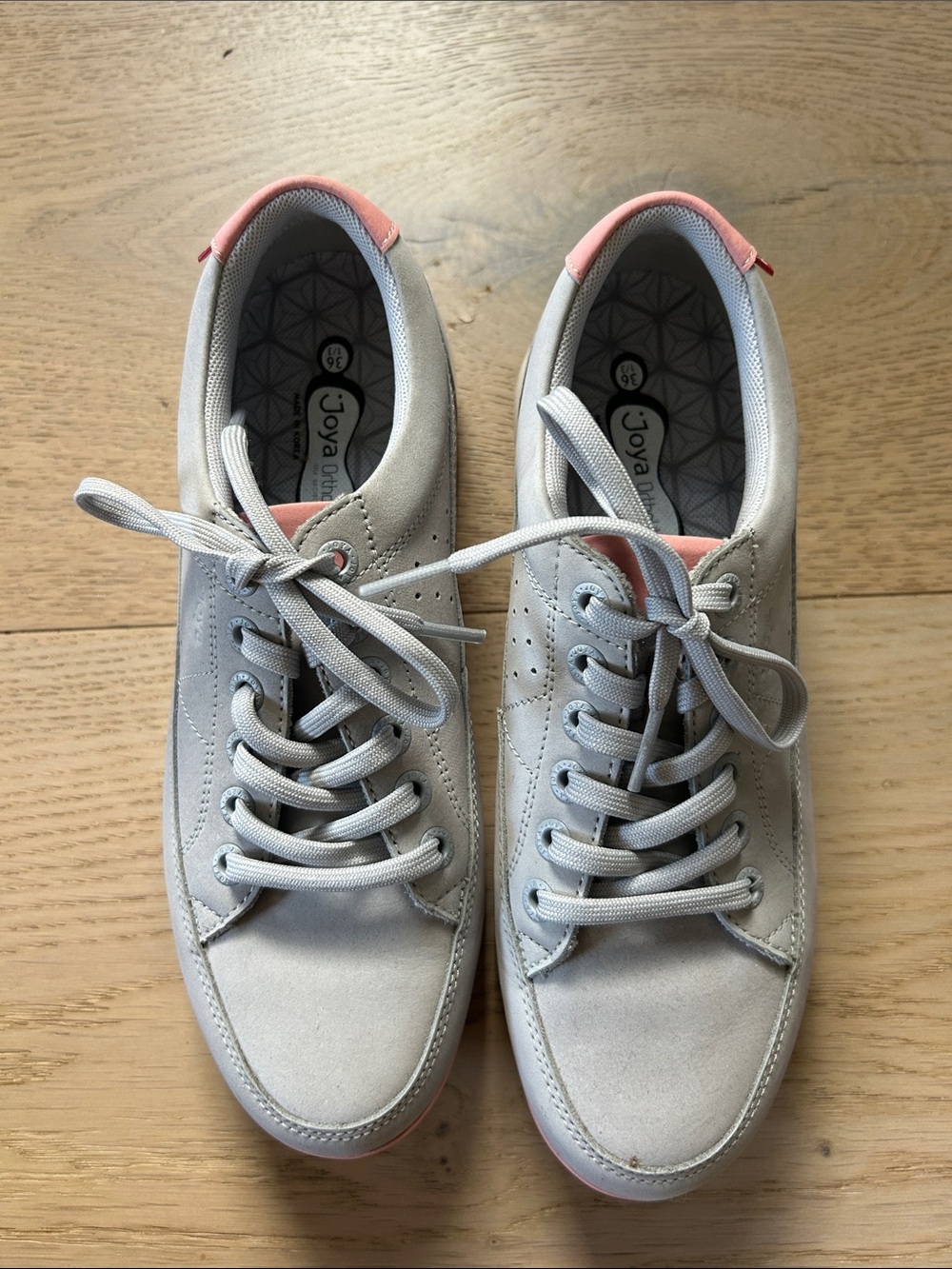 Joya Women's Gray Sneakers with Pink Accents